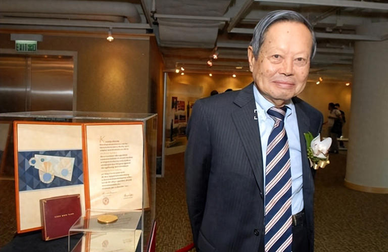 杨振宁猝然离世,临终状态曝光,翁帆25字表心情,难怪相爱20年
